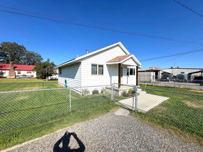 Building Photo - 2 Bed 1 Bath Single Family Home Located in...