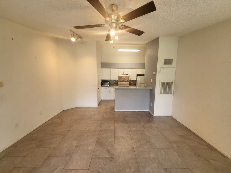 Building Photo - 5064 Park Central Dr