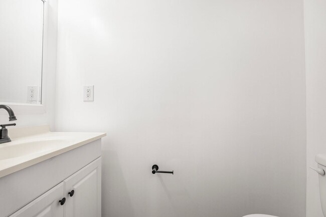 Building Photo - Beautiful 3 BR/1.5 BA Townhome in Langston!