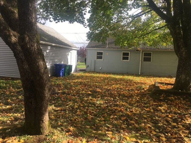 Building Photo - Adorable2 bedroom SE Portland home with 1/2 acre large backyard.