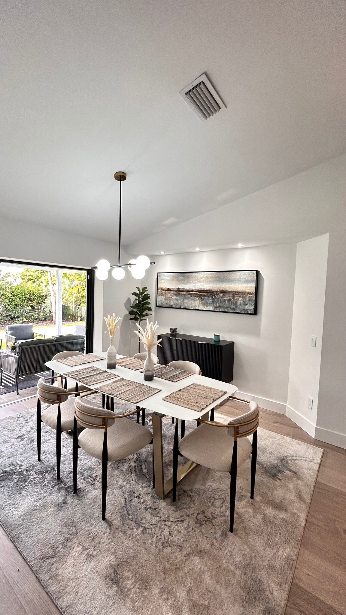 Building Photo - 6205 SE Circle St