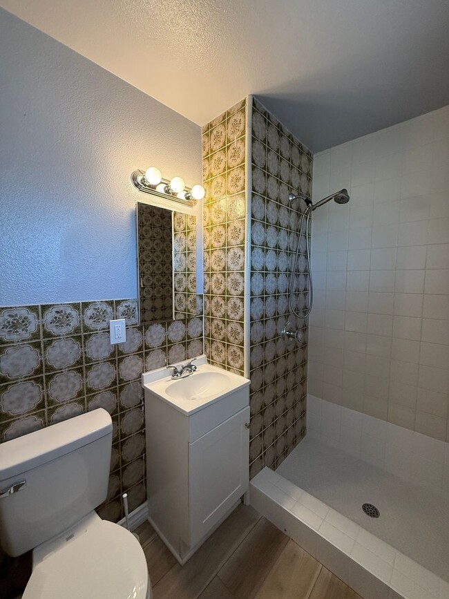 Building Photo - M12150