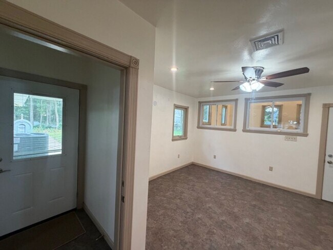 Building Photo - 549 Forest Rd