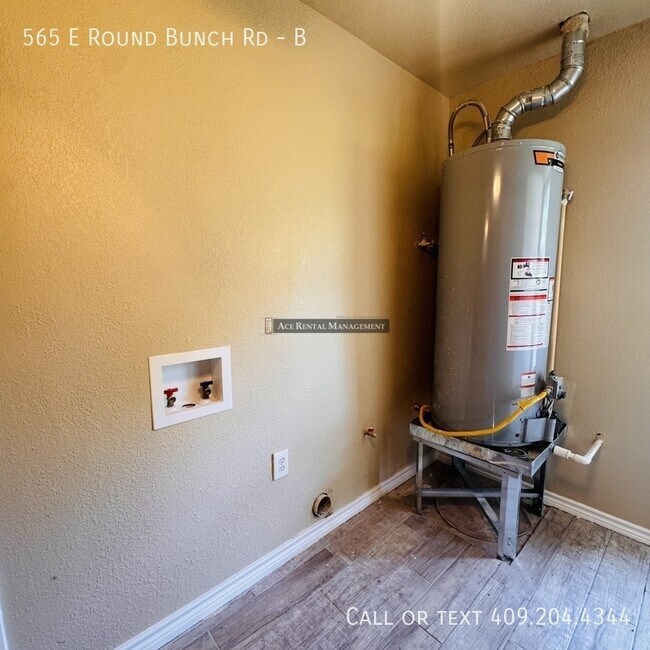 Building Photo - 565 E Roundbunch Rd