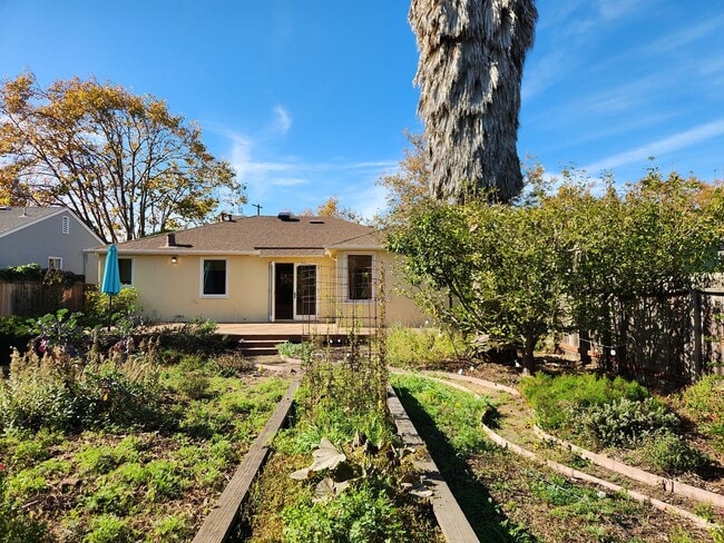 Building Photo - Two bedroom house in Redwood City