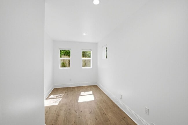 Building Photo - 321 Moultrie St