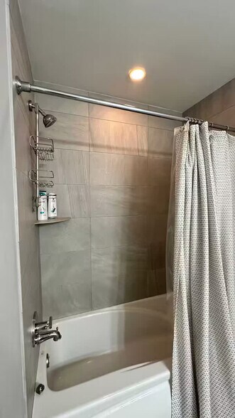 Building Photo - 951 W Huron St