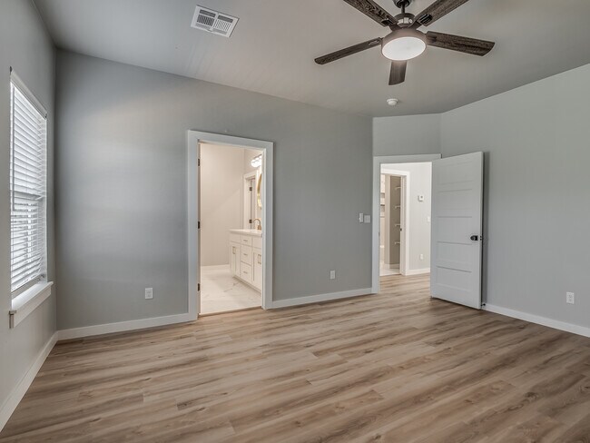 Building Photo - 11329 N Blackwelder Ave