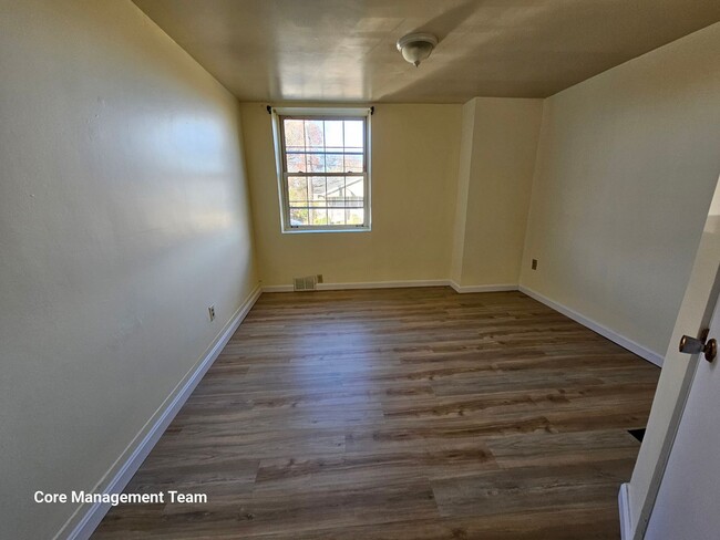 Building Photo - Updated 3 bedroom 1 bath apartment for rent