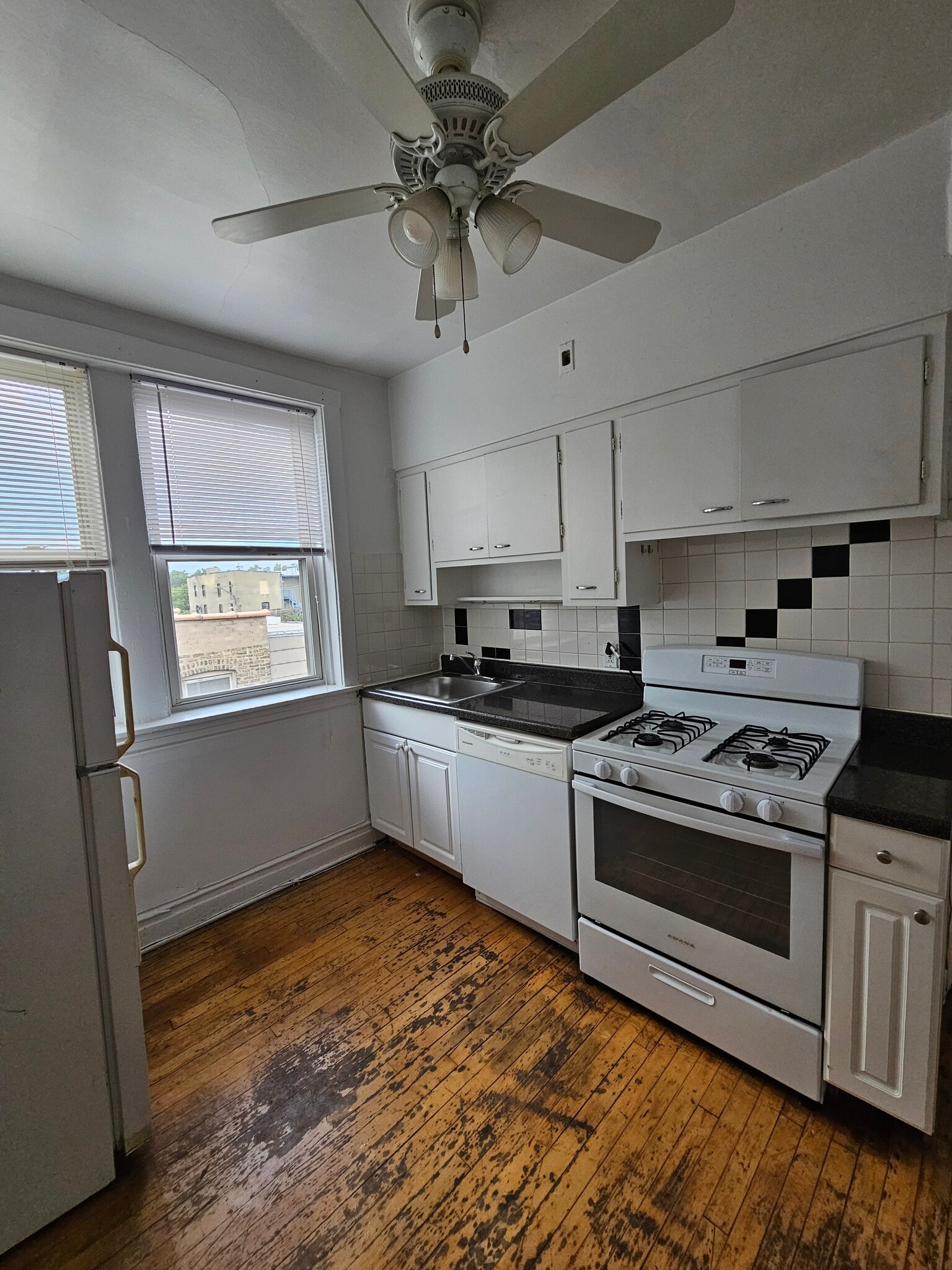 Building Photo - 3054 W Berteau Ave