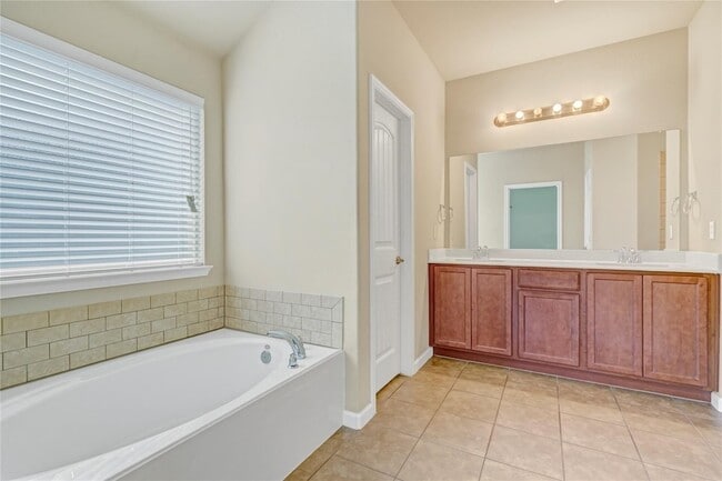 Building Photo - 9001 Tumbleweed Dr