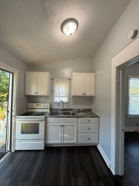 Building Photo - 1347 W 5th St