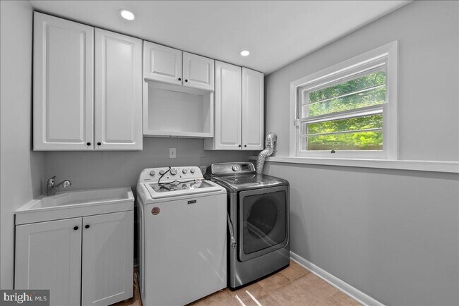 Building Photo - 3035 Hazelton St