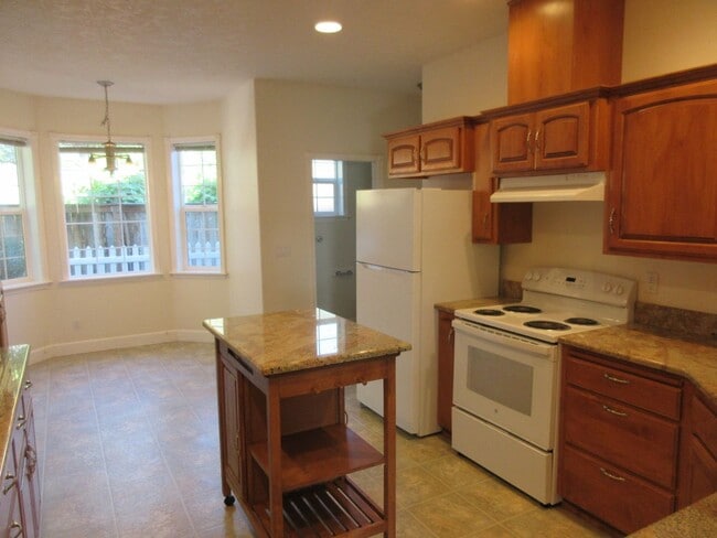 Building Photo - Large 4 Bedroom Home in West Salem