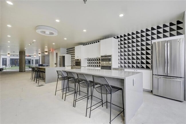 Building Photo - 800 Embassy Dr