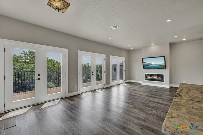 Building Photo - 1216 Canyon Lake Dr