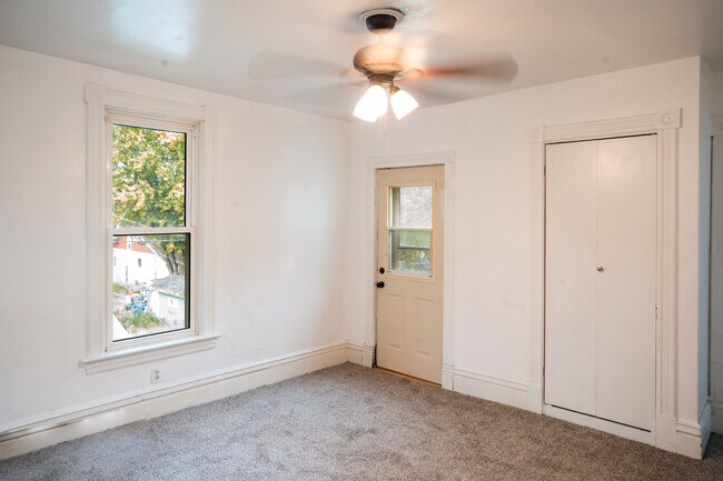 Building Photo - 556 Rose Ave E