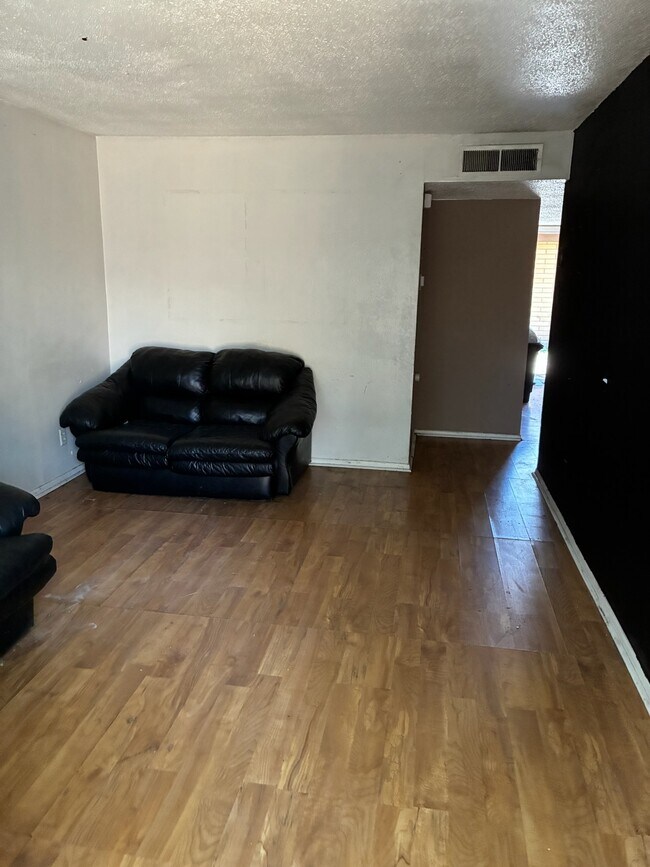 Building Photo - 541 Palomas Dr SE