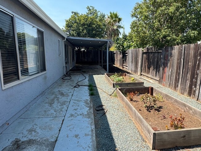 Building Photo - Single story home with low maintenance lan...