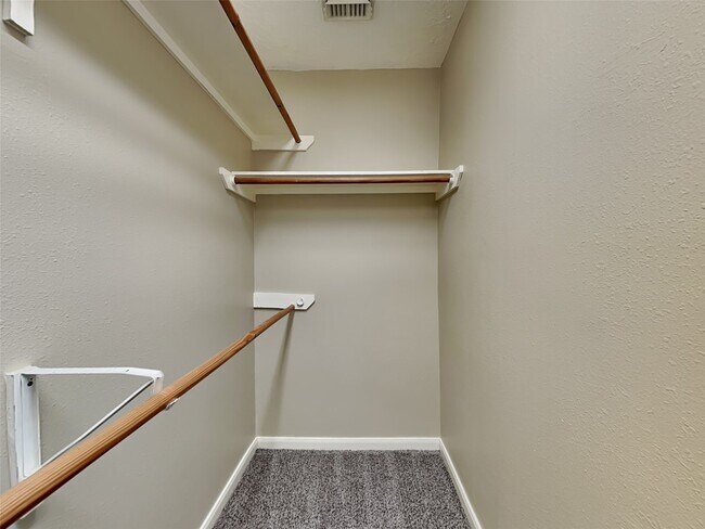 Building Photo - 6019 Skyhaven Ln