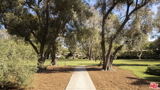 Building Photo - 5116 Village Green