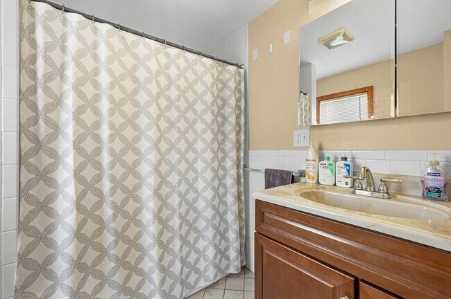 Building Photo - 50 Temple St