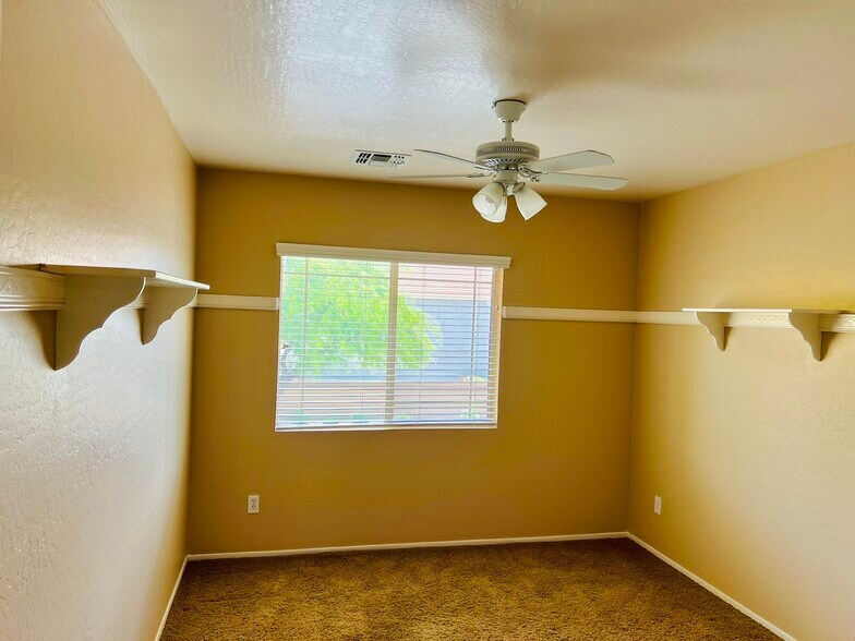 Building Photo - 1326 E Macaw Dr