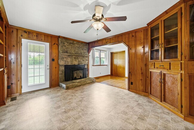Building Photo - Pet Friendly Two Bedroom!