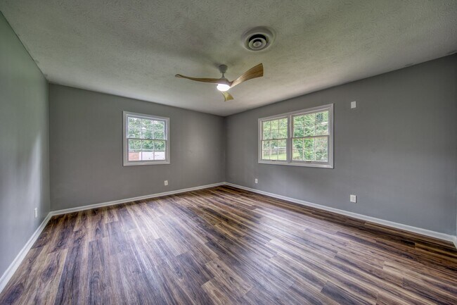 Building Photo - 105 Newton Ln