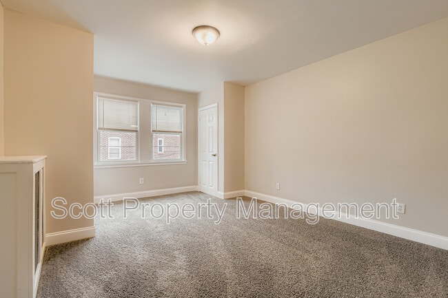 Building Photo - 824 E 33rd St