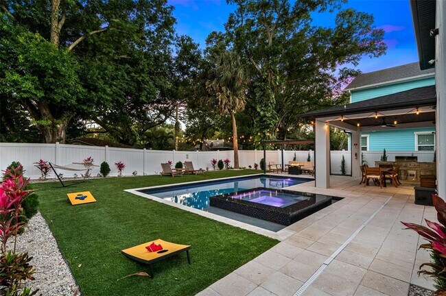 Building Photo - 902 W Plymouth St