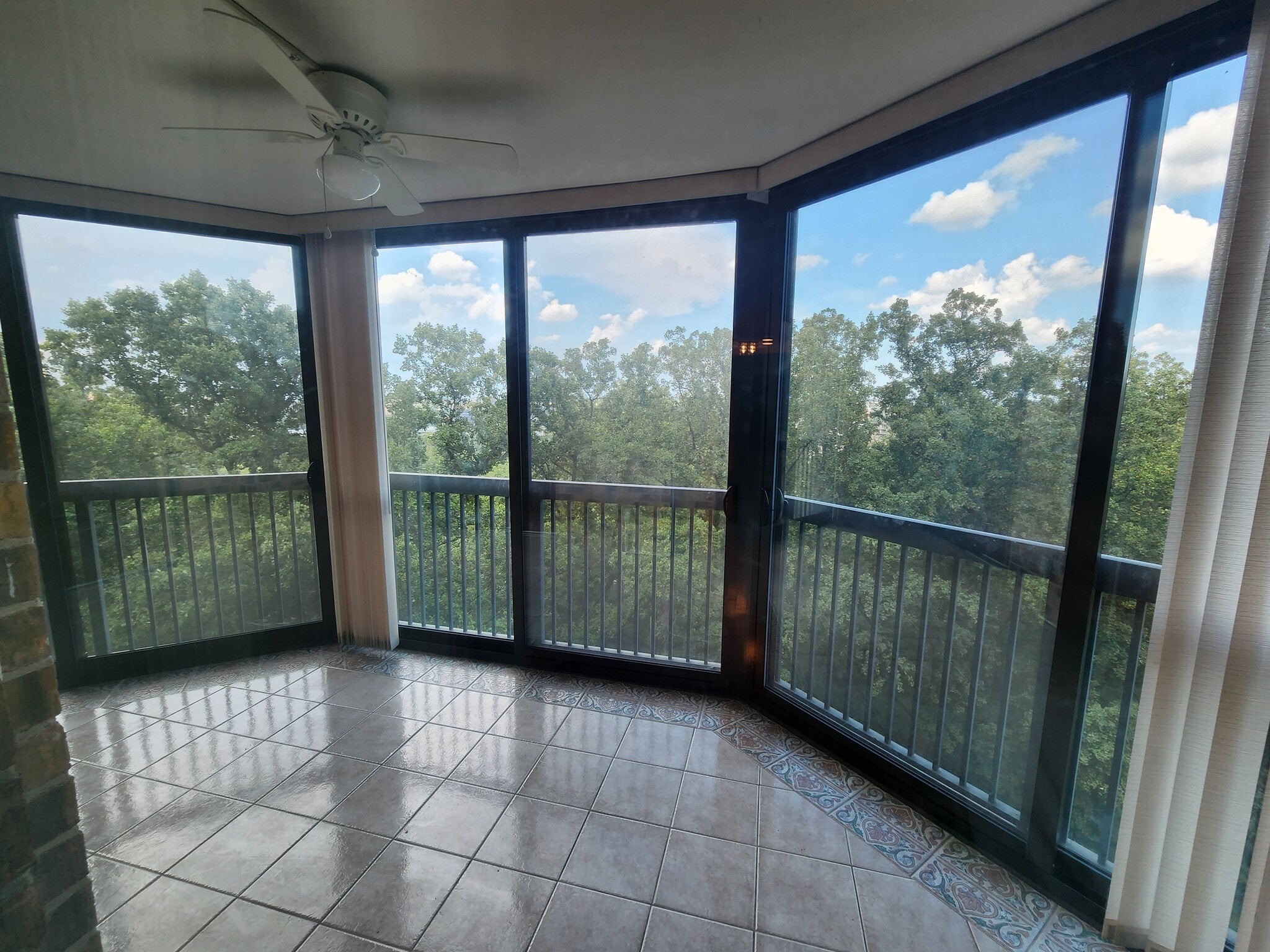 Enclosed balcony - 5901 Mt Eagle Dr