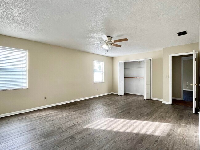 Building Photo - 13 E St