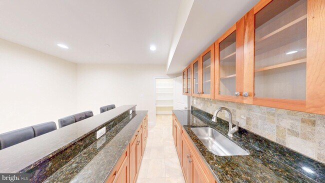 Building Photo - 6403 Earlham Dr