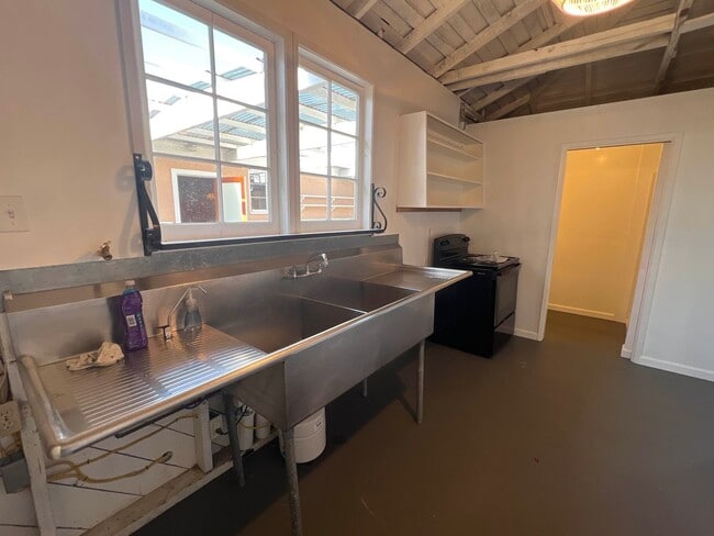 Building Photo - Spacious Studio w/ Kitchen & Bath - Close ...