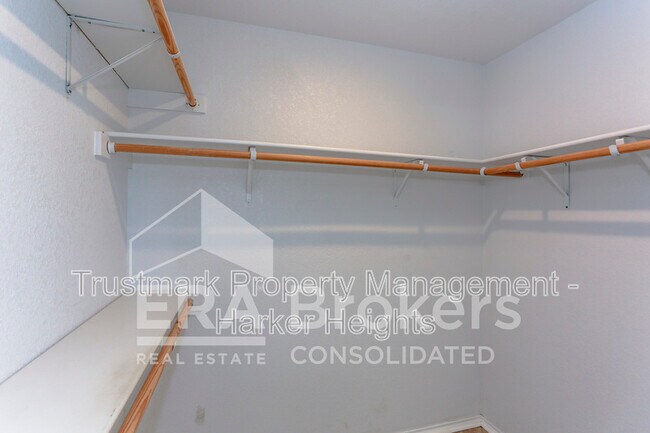 Building Photo - 1614 Twisted Oak Dr