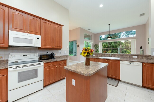 Building Photo - 665 SW Lake Charles Cir