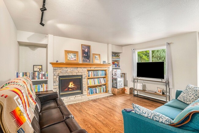 Building Photo - Beautiful 4 Bed, 3.5 Bath Home in Grant Ranch Neighborhood!
