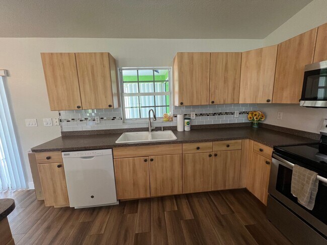 Building Photo - ($2,195) * ANNUAL ** Pool ** 3 Bed / 2 Bath - Harbor Heights  ** Single Family Home