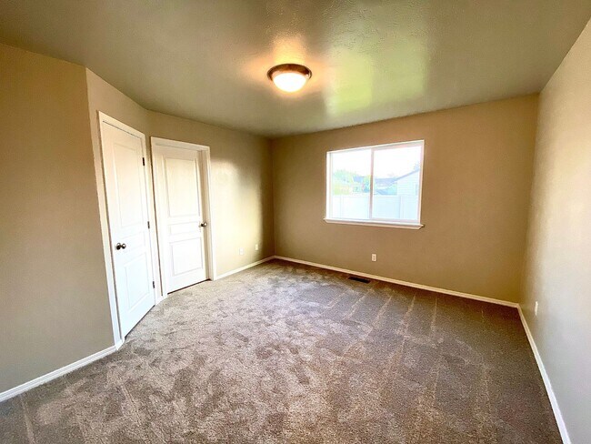 Building Photo - 4 Bedroom + Bonus with 2 baths available 8/22