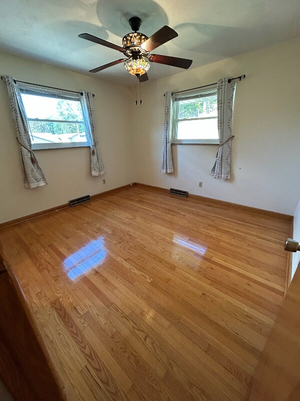 Building Photo - 1801 Oakwood Dr