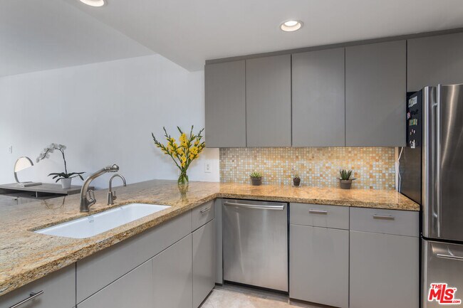 Building Photo - 8787 Shoreham Dr