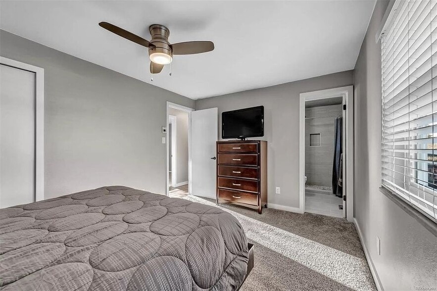 Building Photo - 10970 Kendall Way