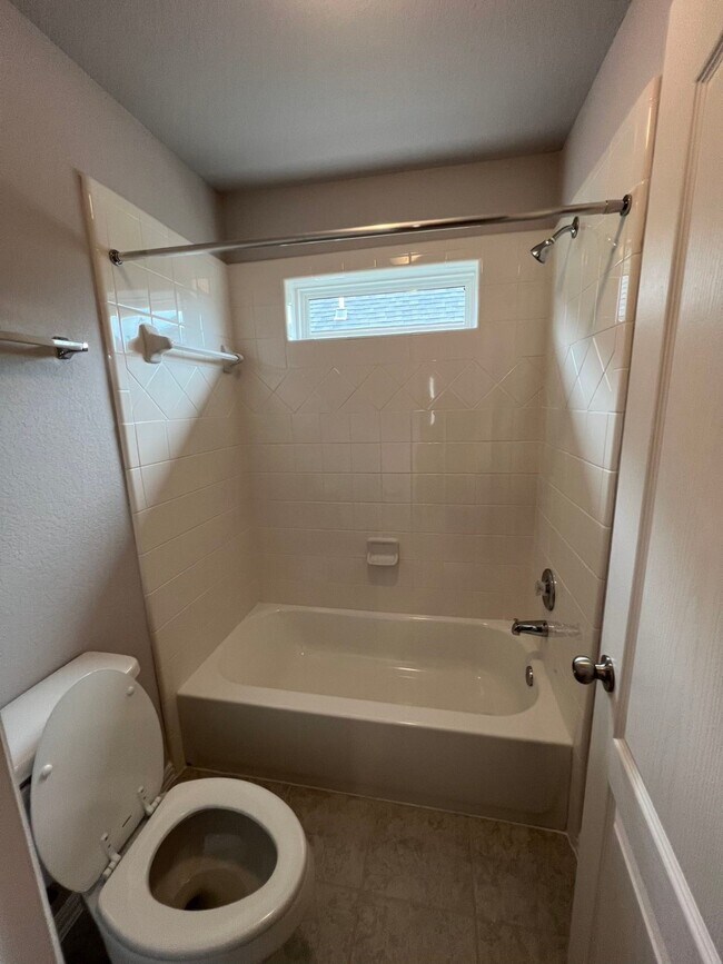 Building Photo - 15446 Islandview Ln