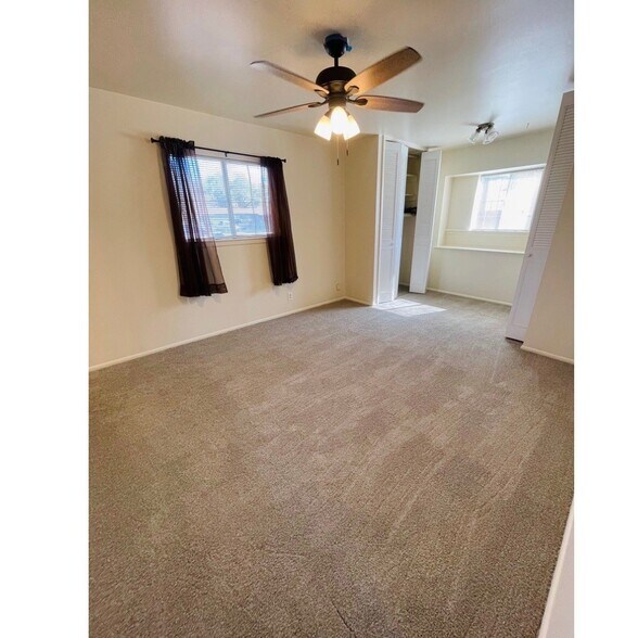 Large master bedroom - 2915 Eagle Rdg