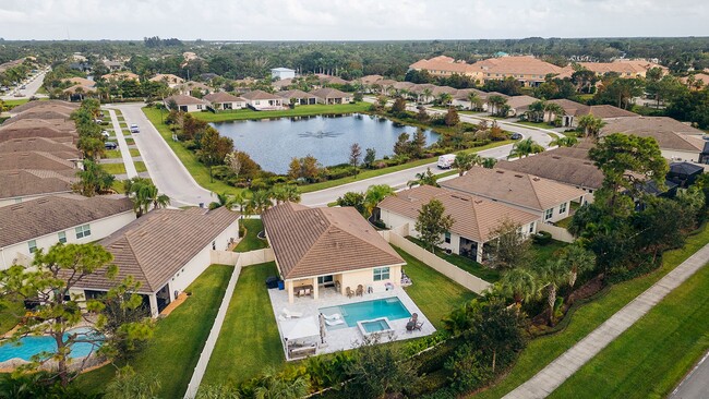 Building Photo - Exquisite 3/2/2 POOL home in Stuart