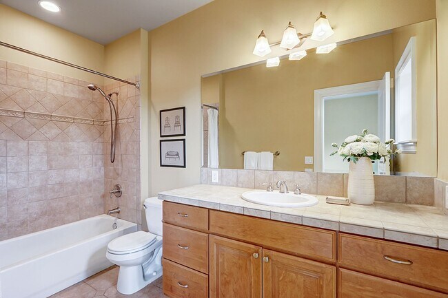 Building Photo - 5Bdrm+Office / 3.5 bath - West Bellevue Home