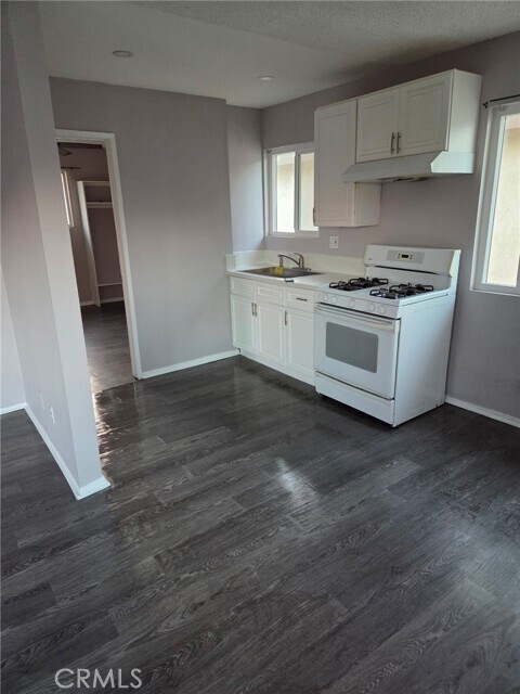 Building Photo - 2665 S Rosedale Ave
