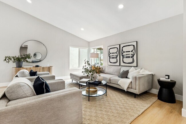 Building Photo - Beautifully Renovated 3 Bed/2 Bath Home in...