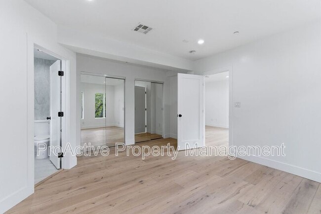 Building Photo - 2409 Yorkshire Dr